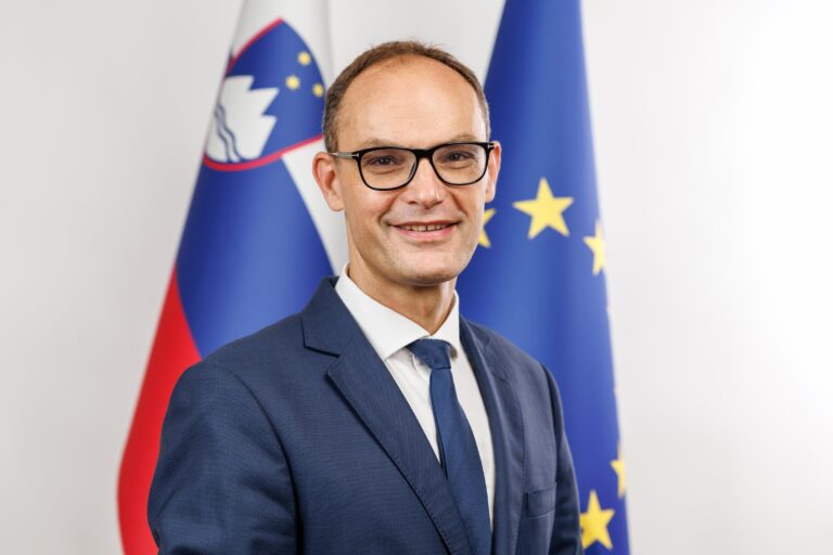 Portret ministra za gospodarstvo, delo in šport